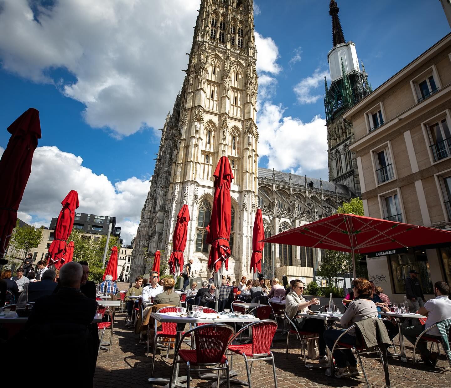 Les parasols rouges de la Brasserie Paul sous la cathédrale de Rouen