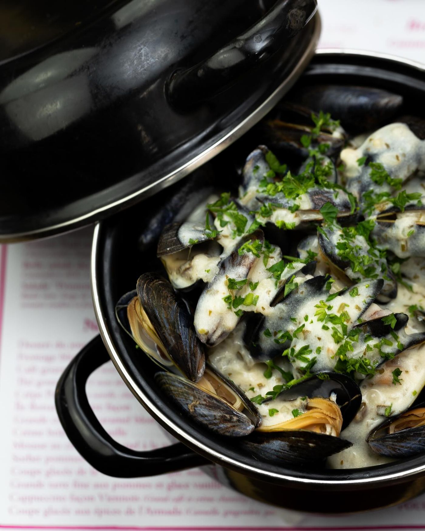 Moules de bouchot à la normande servies à la Brasserie Paul